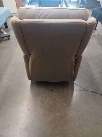 Power Recliner - Gallery Image 3